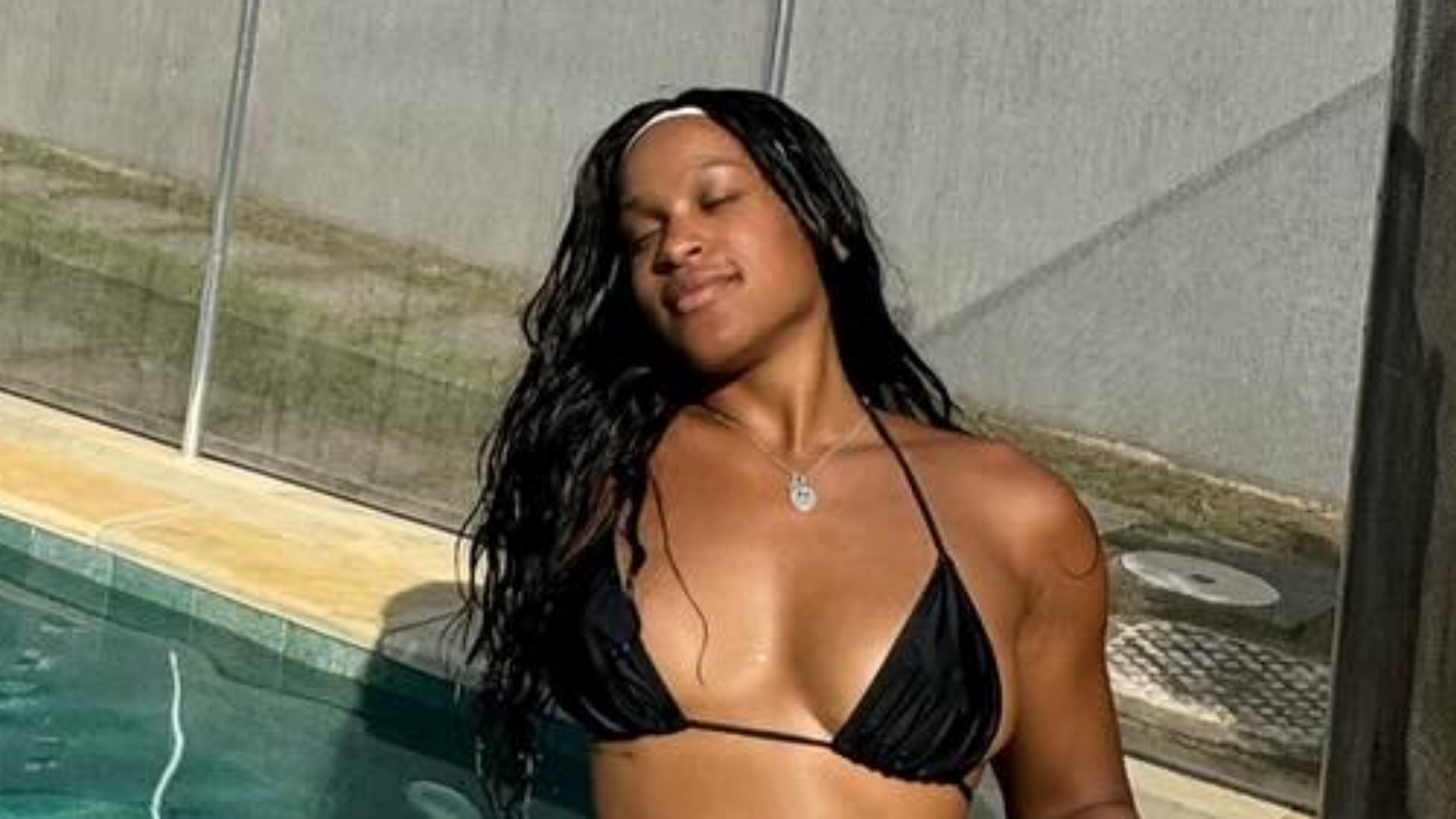Rebeca Andrade impressiona ao mostrar corpo sarado em dia de piscina