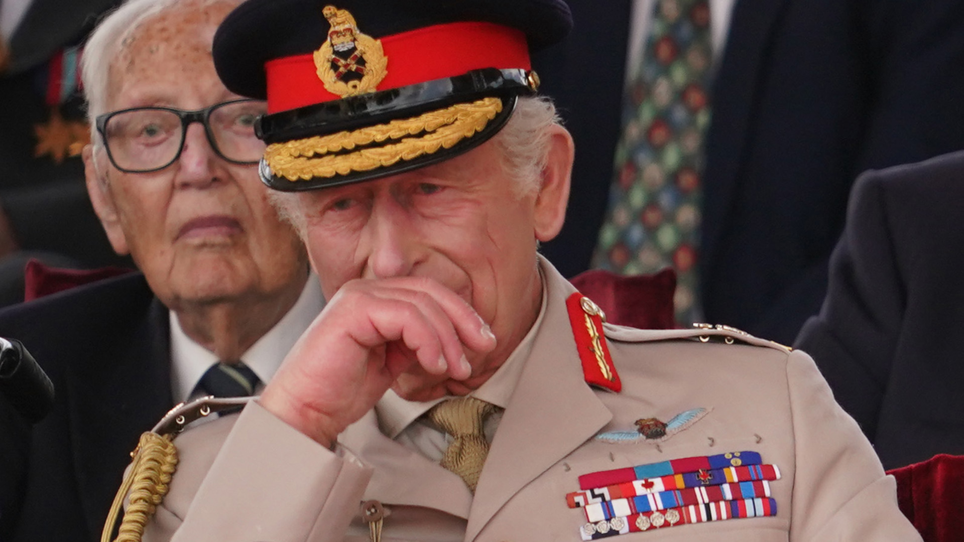 Rei Charles III chora em evento oficial da realeza britânica