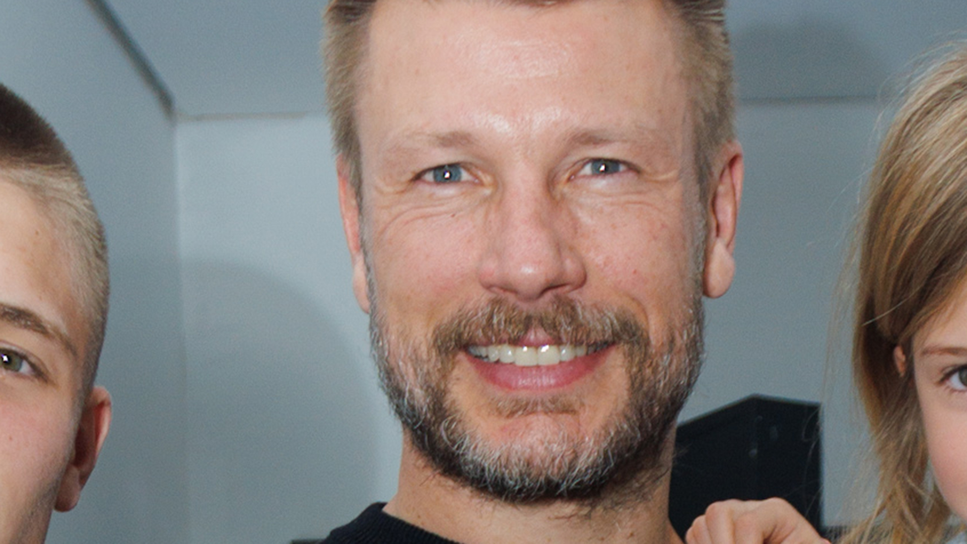 Rodrigo Hilbert faz rara aparição com os 3 filhos em evento