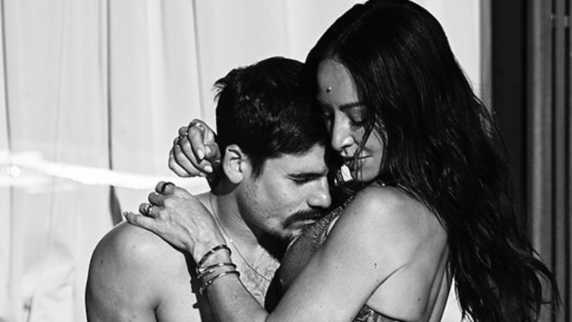 Sabrina Sato impressiona com fotos em clima de romance com Nicolas Prattes