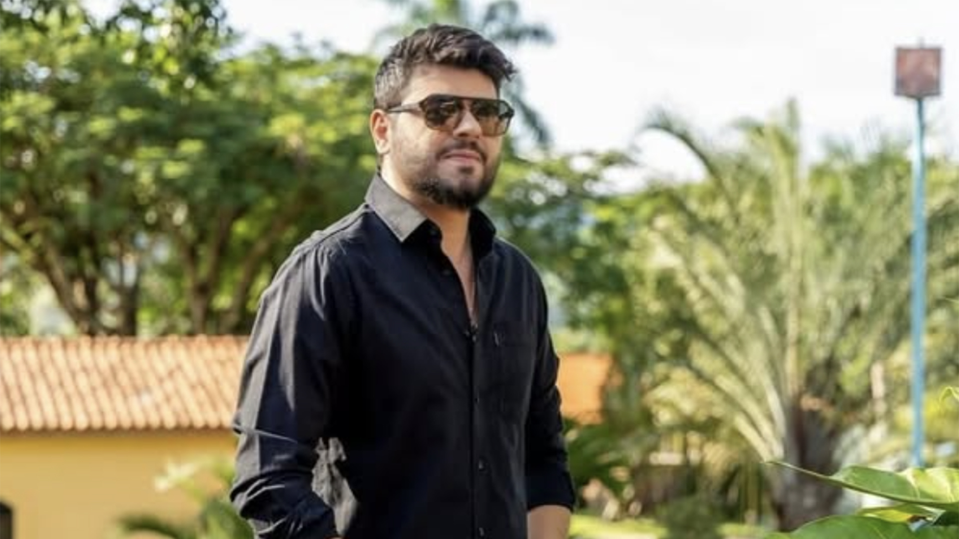 Sertanejo Cristiano constrói piscina com lago artificial em sua mansão