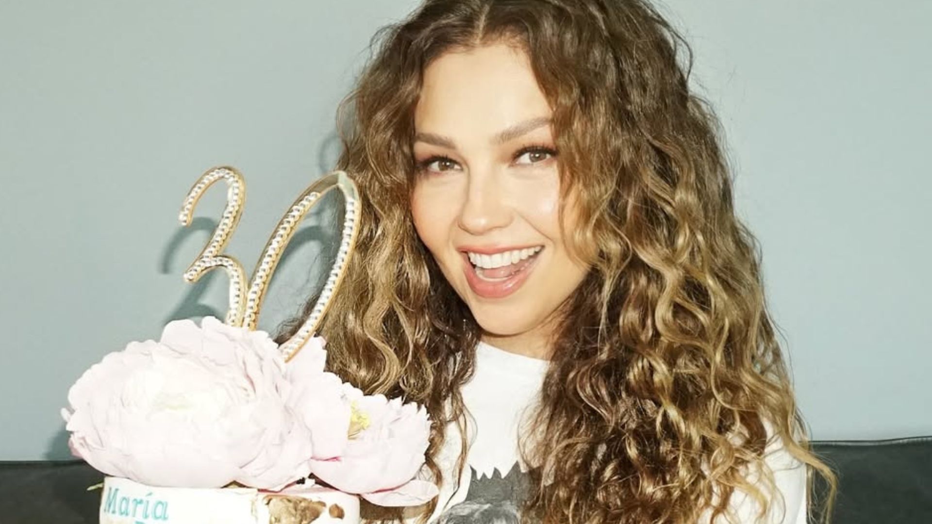 Thalia celebra 30 anos de novela marcante com bolo personalizado