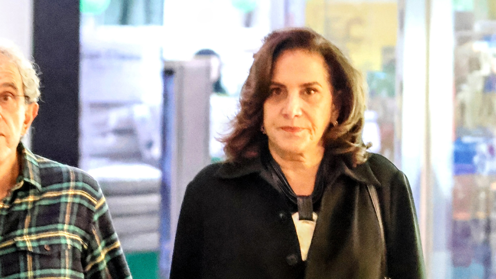 Totia Meireles faz rara aparição com o marido, Jaime Rabacov, no shopping