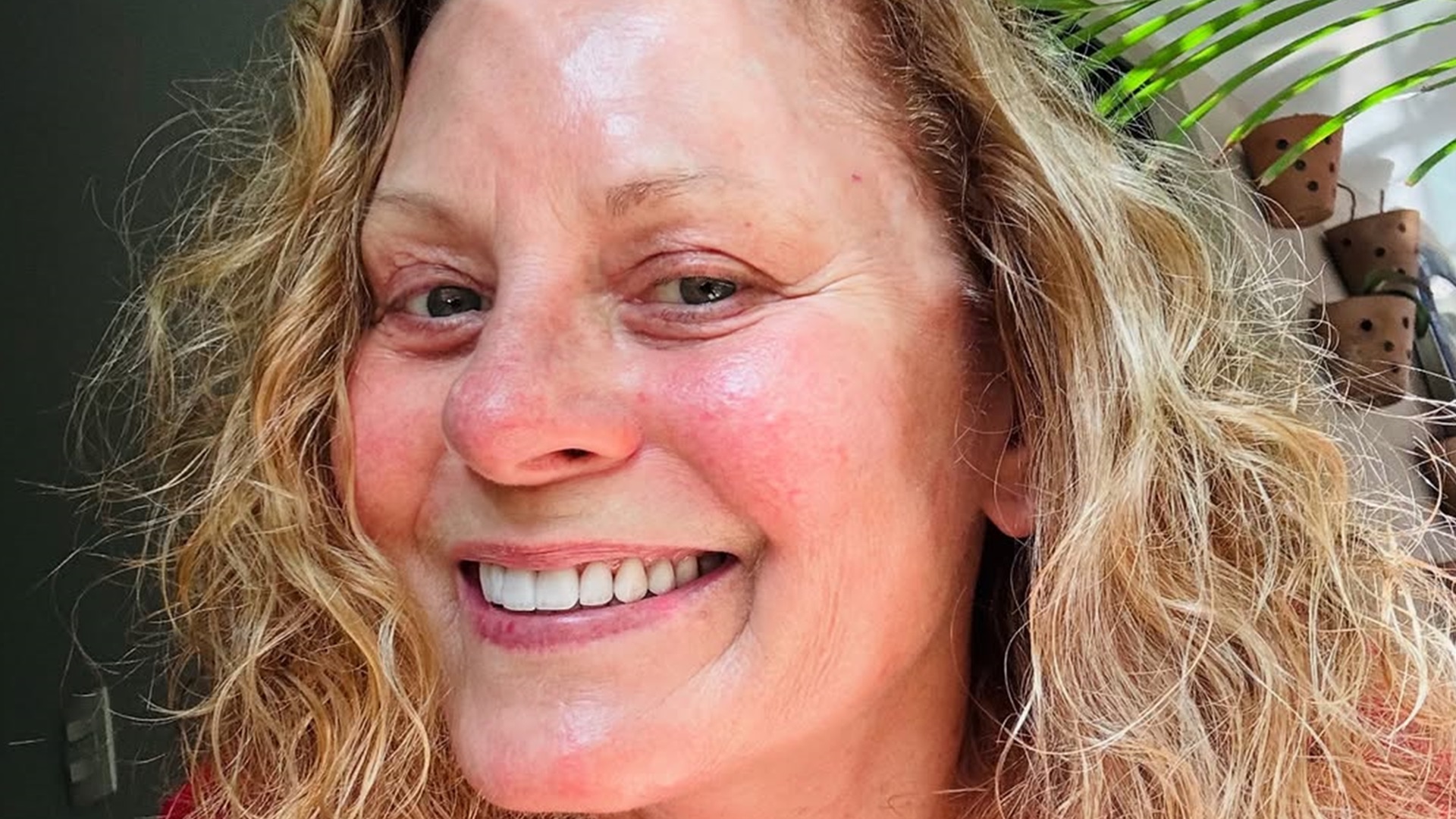 De maiô degradê, Vera Fischer posa na piscina e brinca: ‘Sereia’