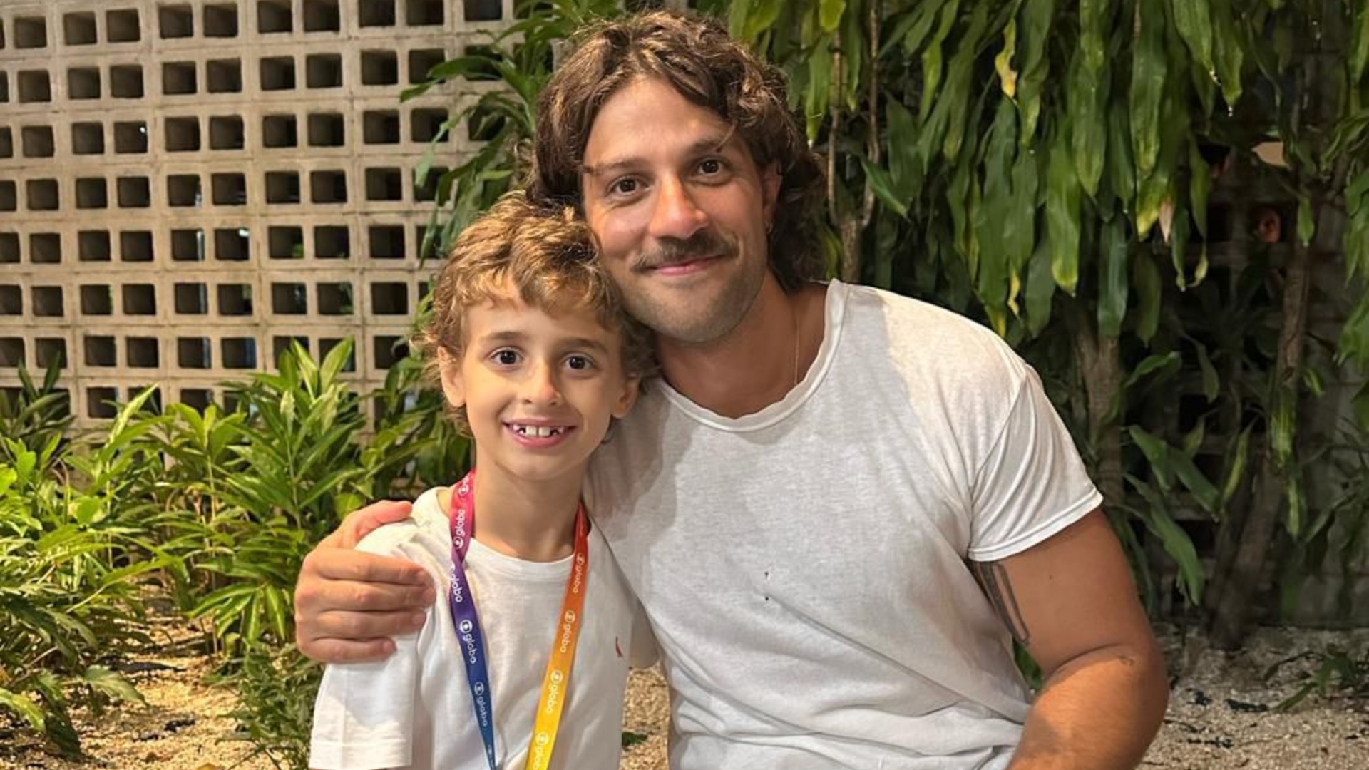 Vicente Alvite revive “laço paternal” com Chay Suede em reencontro: ‘Nunca vou esquecer’