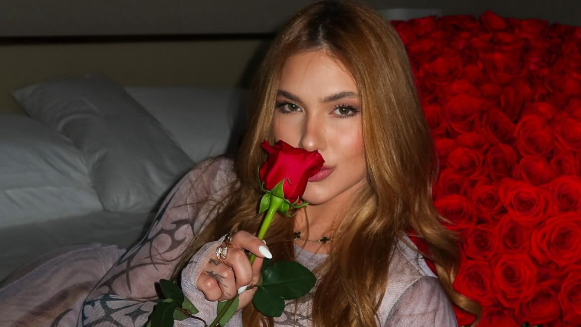 Virginia Fonseca chama atenção ao ganhar buquê de rosas durante viagem