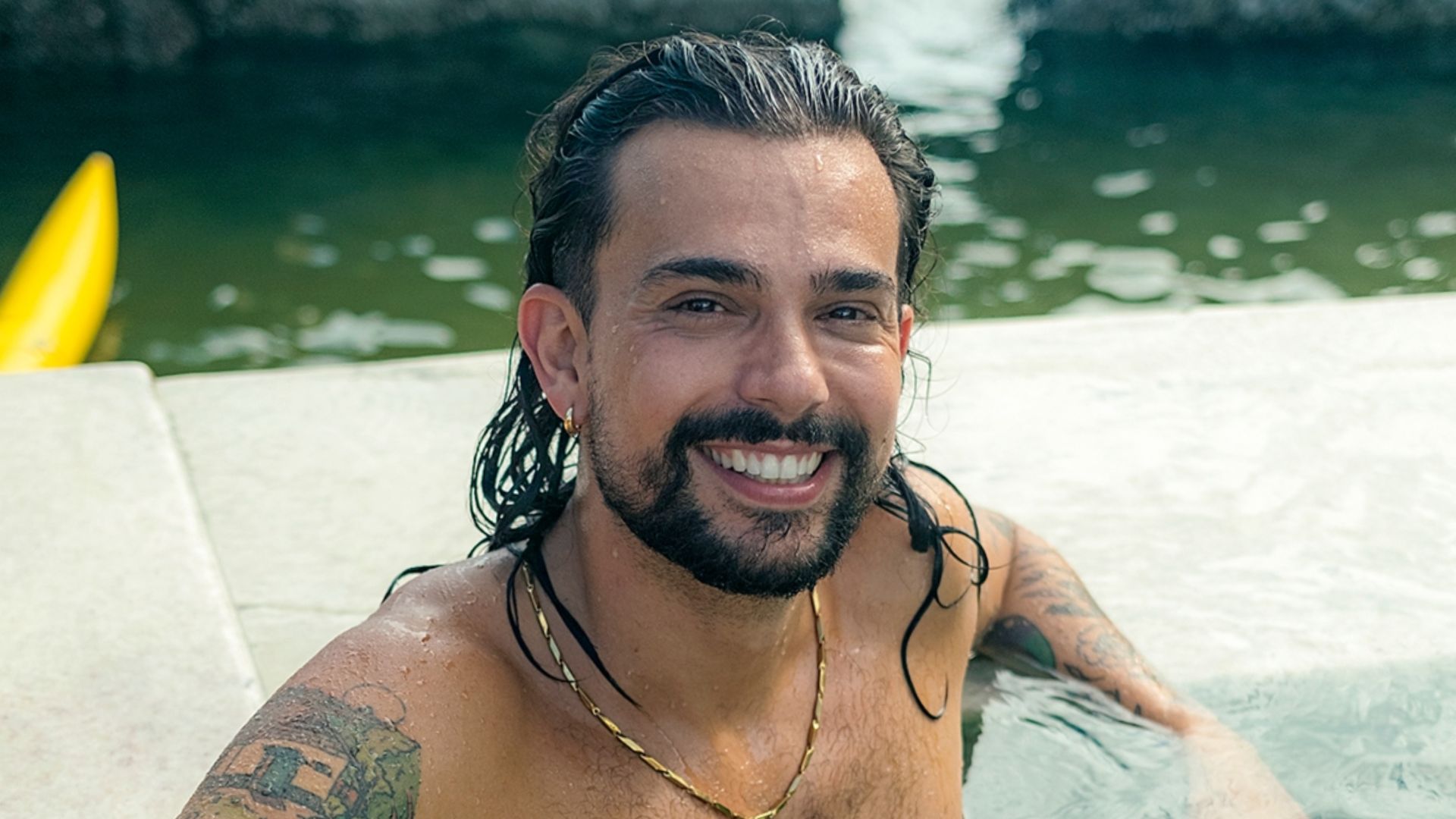 Vitor diCastro denuncia preconceito no meio artístico: ‘Tinha que segurar ser gay’