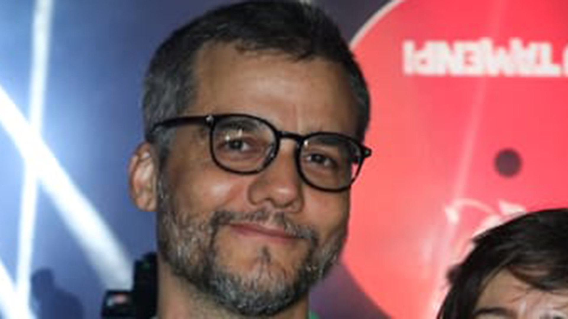 Wagner Moura faz rara aparição com a esposa em evento no RJ