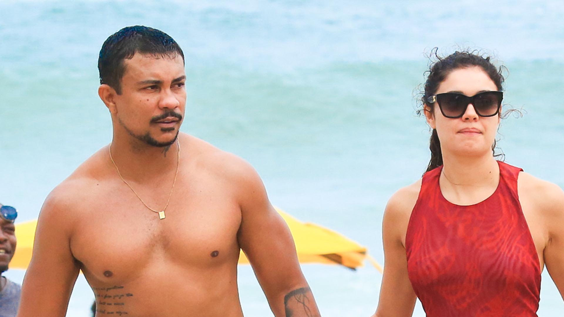 Xamã e Sophie Charlotte esbanjam romantismo em dia na praia