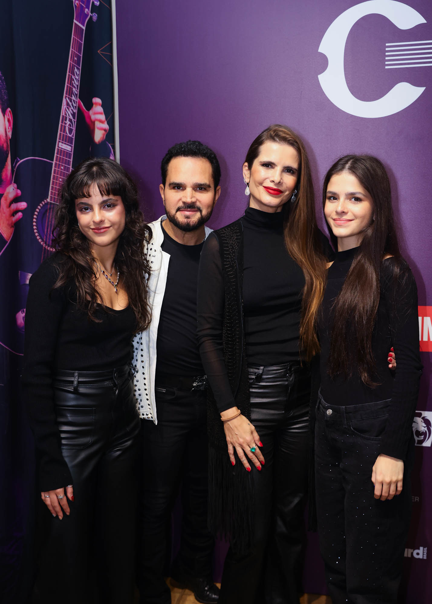 Luciano Camargo e Fl&aacute;via Camargo com as filhas g&ecirc;meas