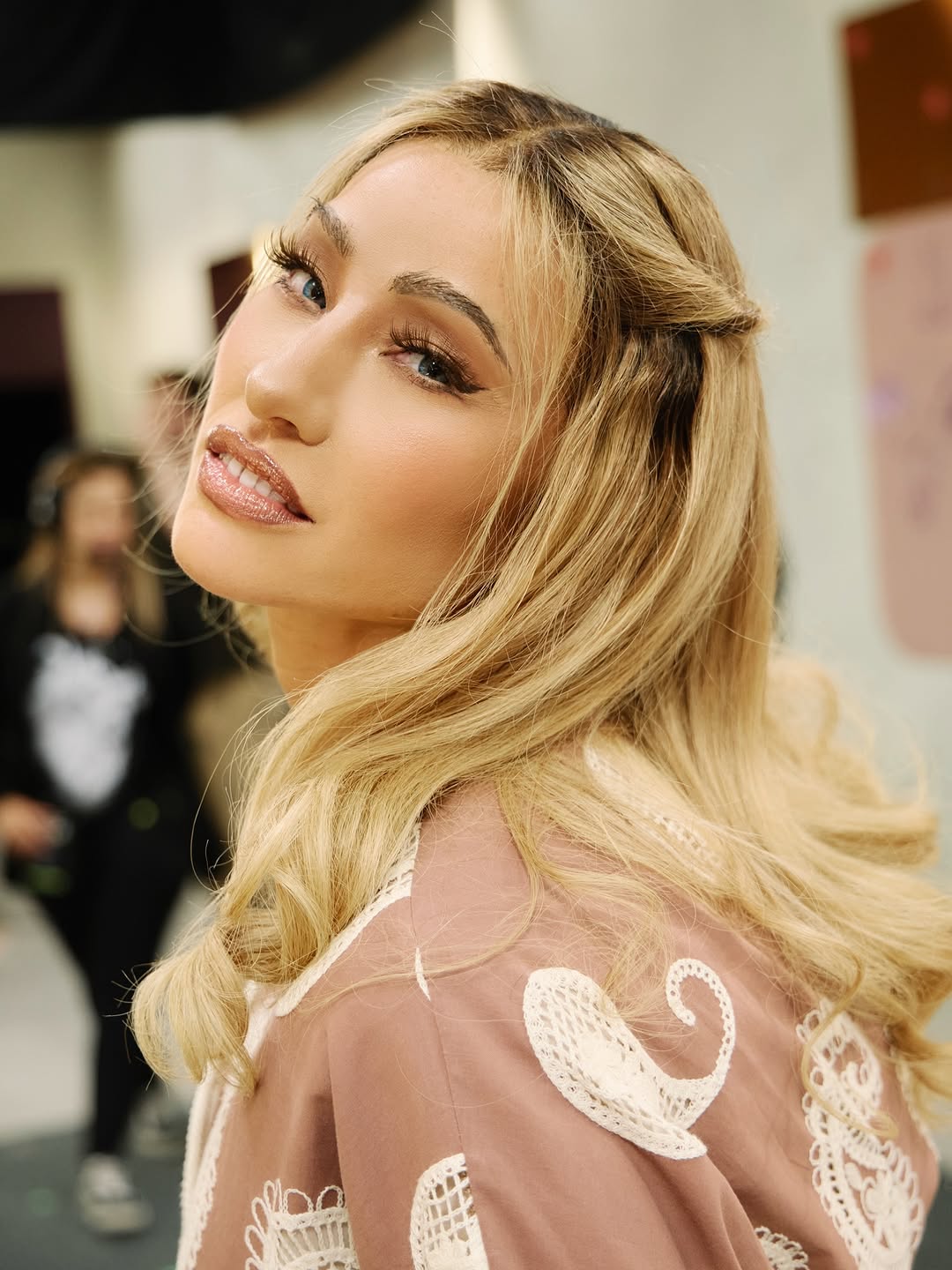 Sabrina Sato surge irreconhecível em 'Sua maravilhosa' — Foto: Reprodução/Instagram @sabrinasato