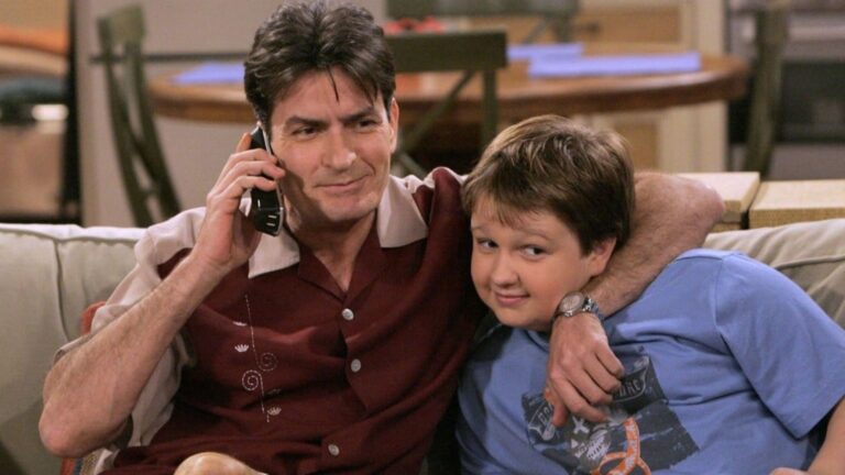 Astro de Dois Homens e Meio, Charlie Sheen revela cirurgia e médica diz: ‘Um dos maiores desafios hoje’
