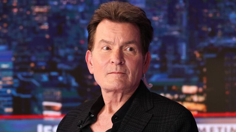 Ator Charlie Sheen revela cirurgia após ofensa e médica alerta: ‘Pode aumentar os riscos’