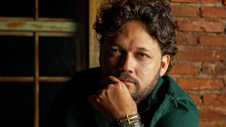 Léo Pinheiro celebra nova fase com show tributo a Erasmo Carlos: ‘Profundamente feliz’
