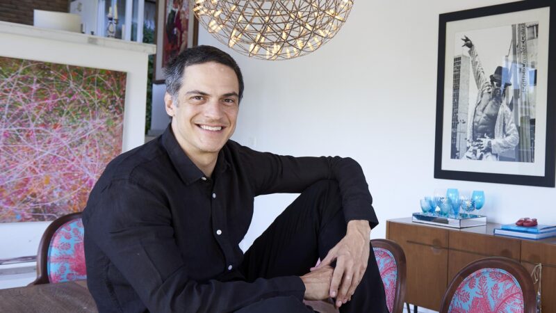 Conheça a casa de Mateus Solano. Ele mostrou seu lar na Revista CARAS