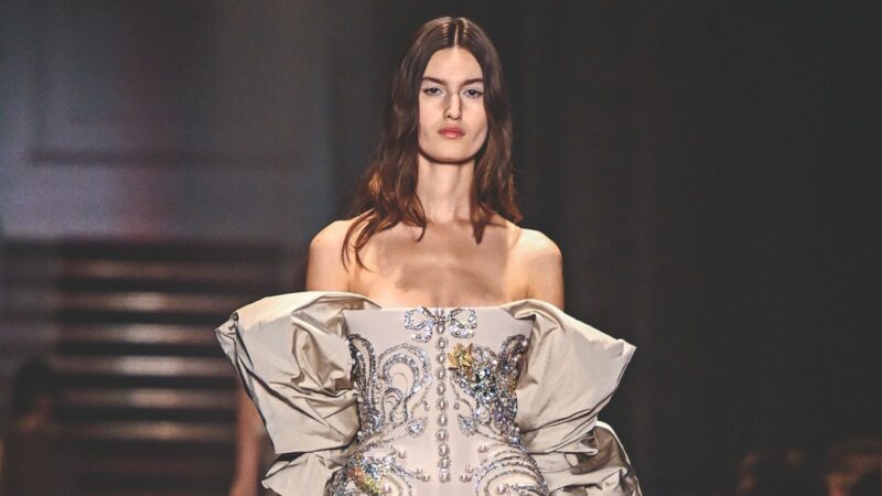 O antigo combinado com o novo em vestidos deslumbrantes! Catwalk faz referências à famosa rainha da França - Fotos: GETTY IMAGES
