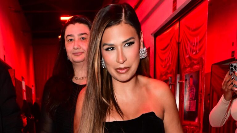 Filha de Simone Mendes esbanja fofura ao acompanhar a mãe em noite de trabalho