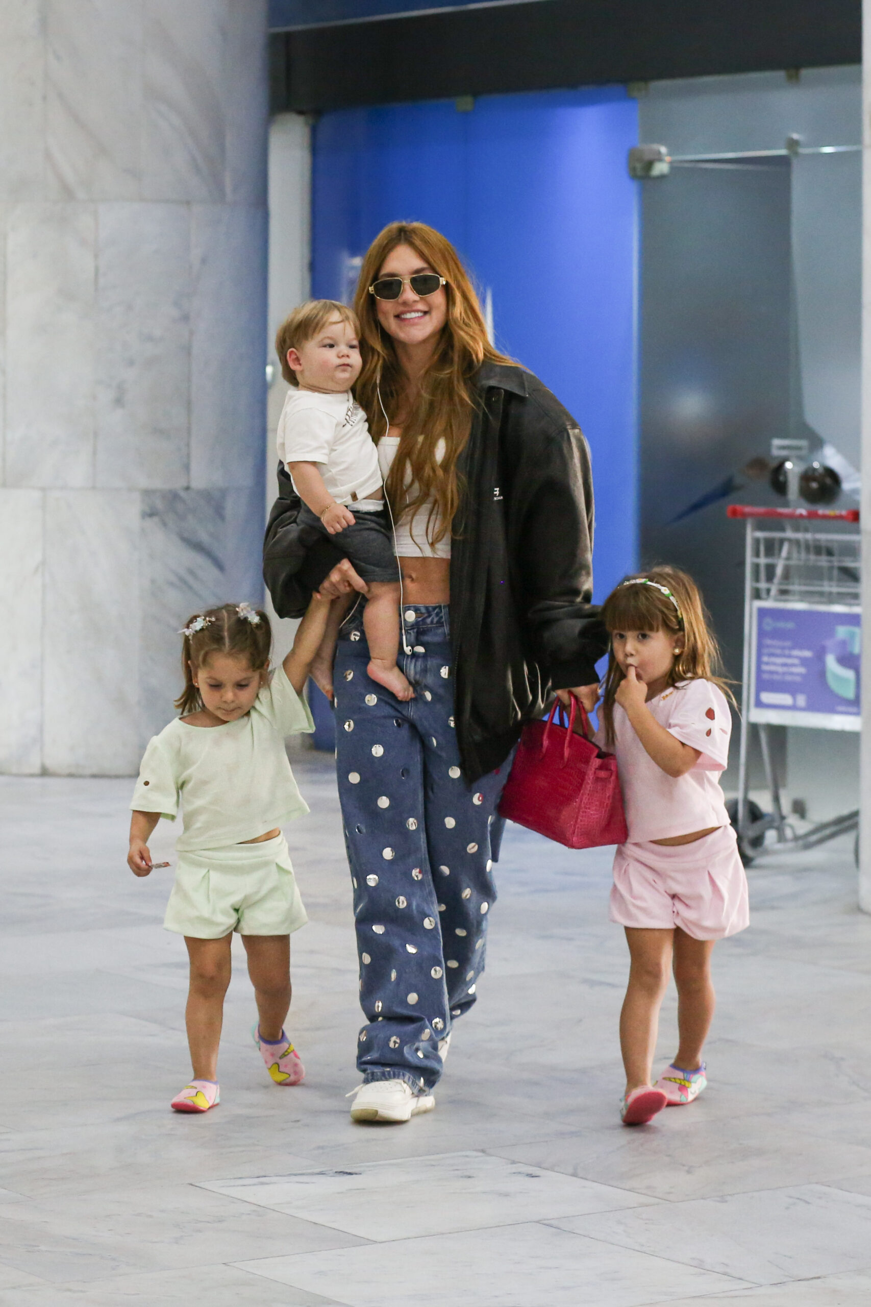 Virginia Fonseca e os filhos são fotografados no aeroporto do Rio de Janeiro - Foto: Anna Giullia / AgNews
