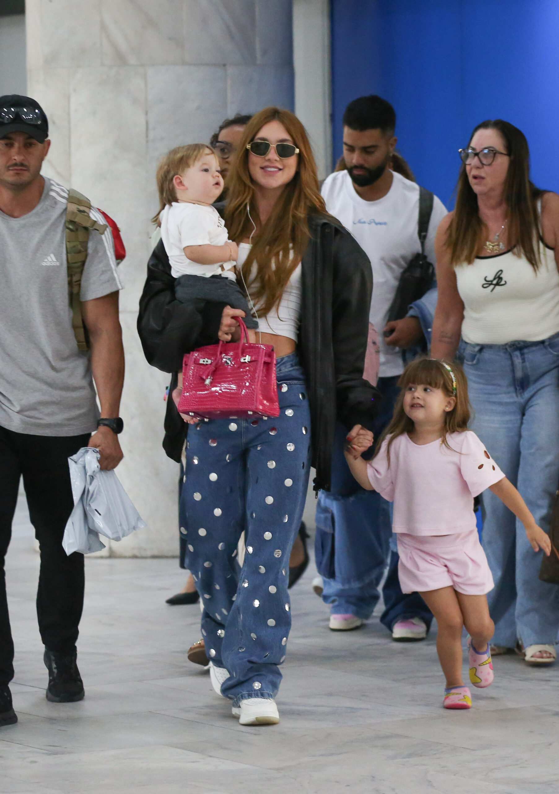 Virginia Fonseca e os filhos são fotografados no aeroporto do Rio de Janeiro - Foto: Anna Giullia / AgNews
