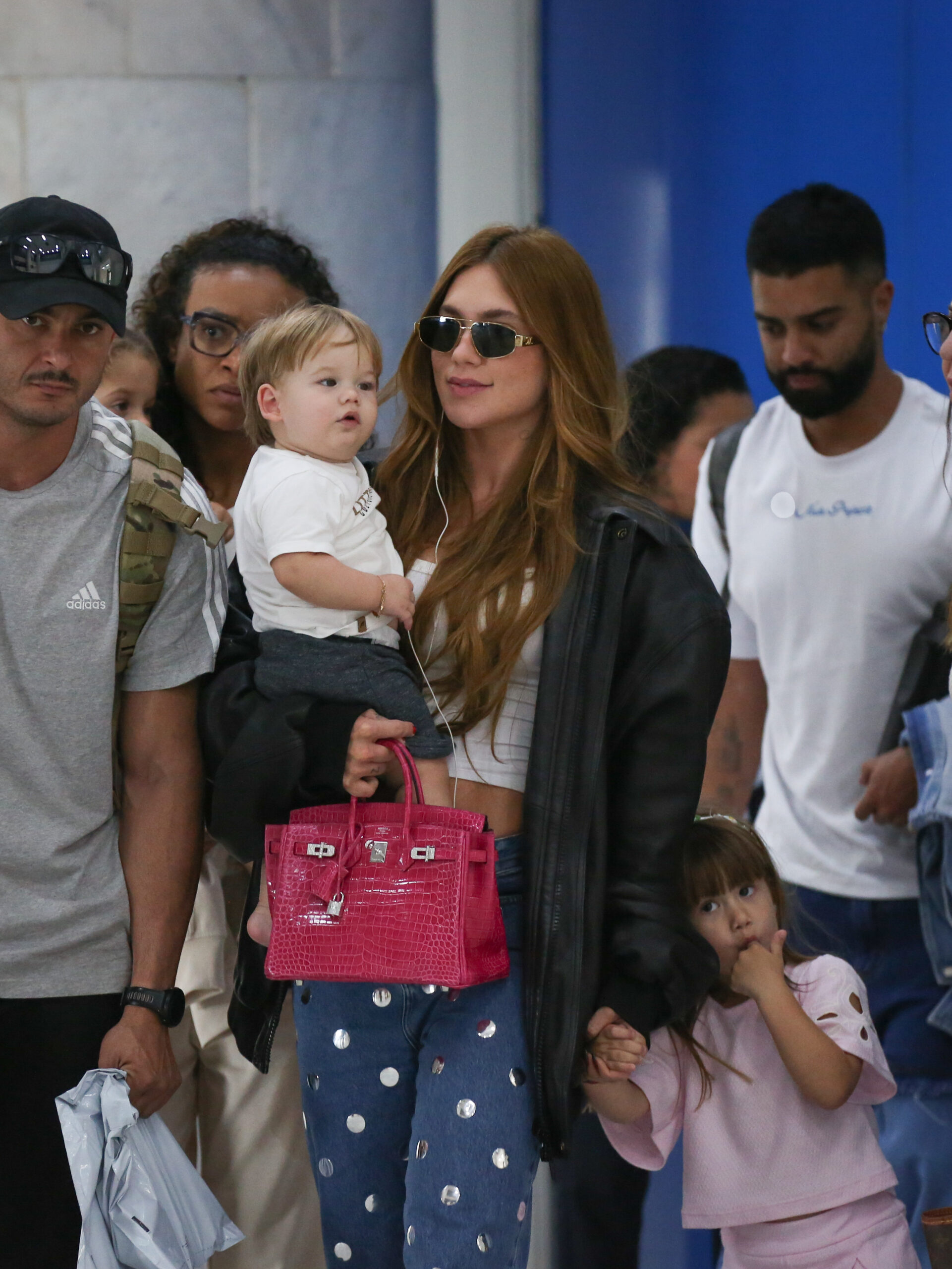 Virginia Fonseca e os filhos são fotografados no aeroporto do Rio de Janeiro - Foto: Anna Giullia / AgNews