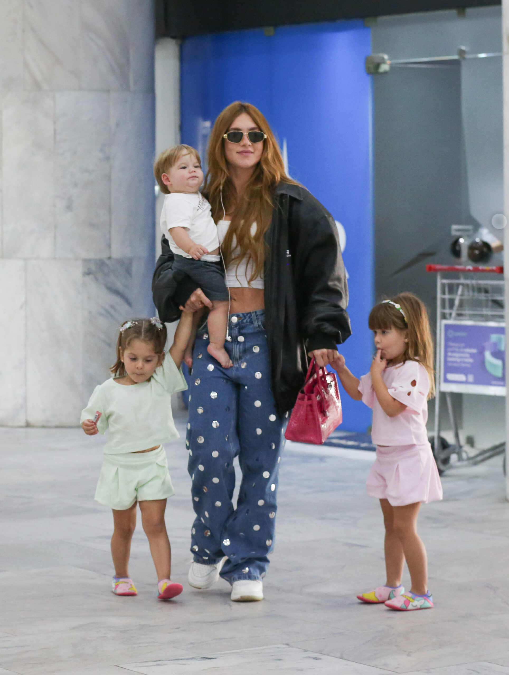 Virginia Fonseca e os filhos são fotografados no aeroporto do Rio de Janeiro - Foto: Anna Giullia / AgNews