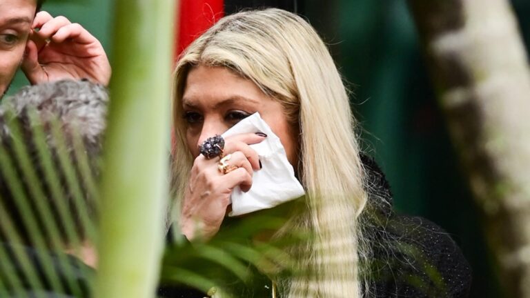 Lembra dela? Adryana Ribeiro chora no velório de JP Mantovani