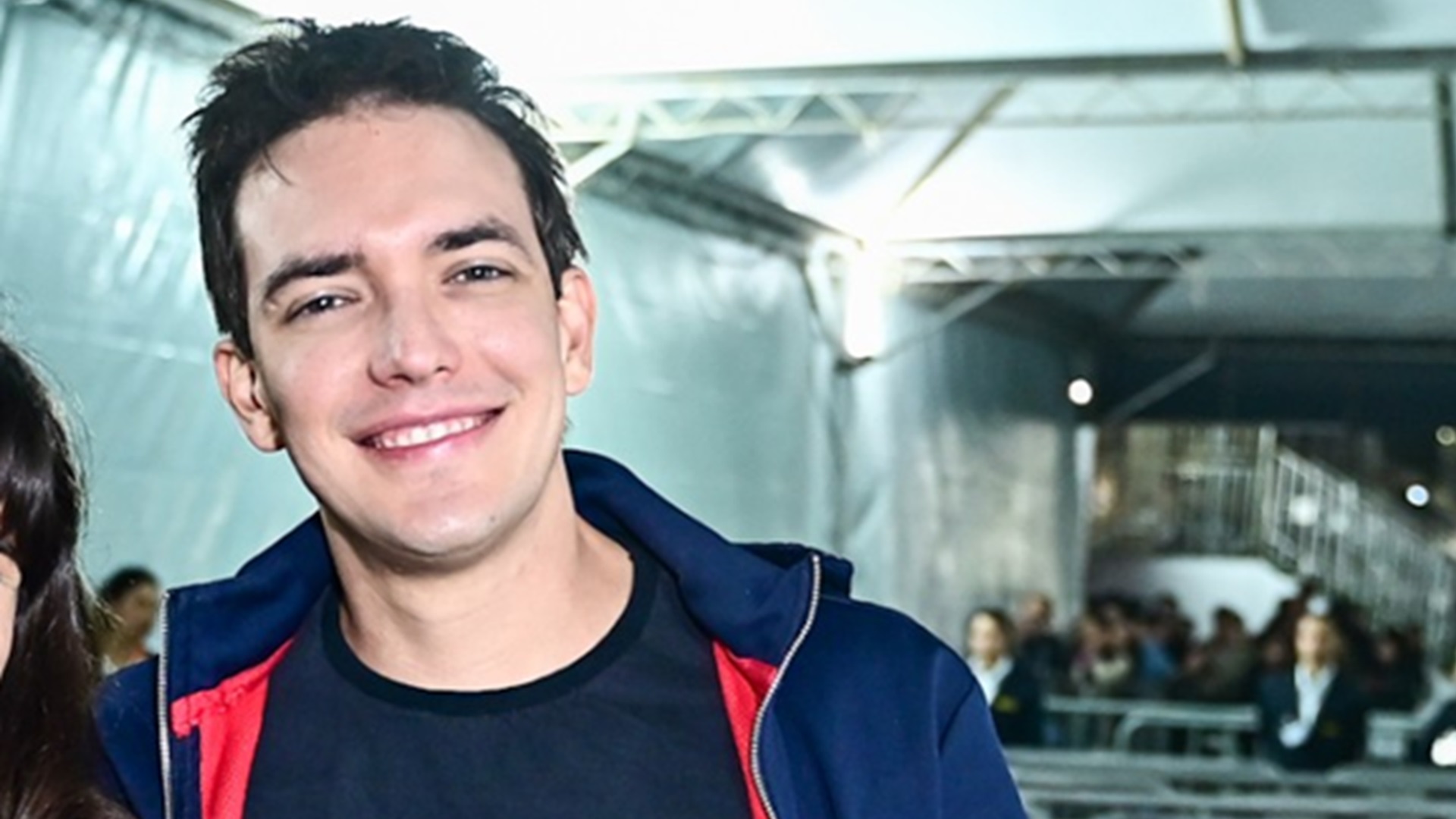 Apresentador da Globo, Alessandro Jodar faz rara aparição ao lado da esposa grávida
