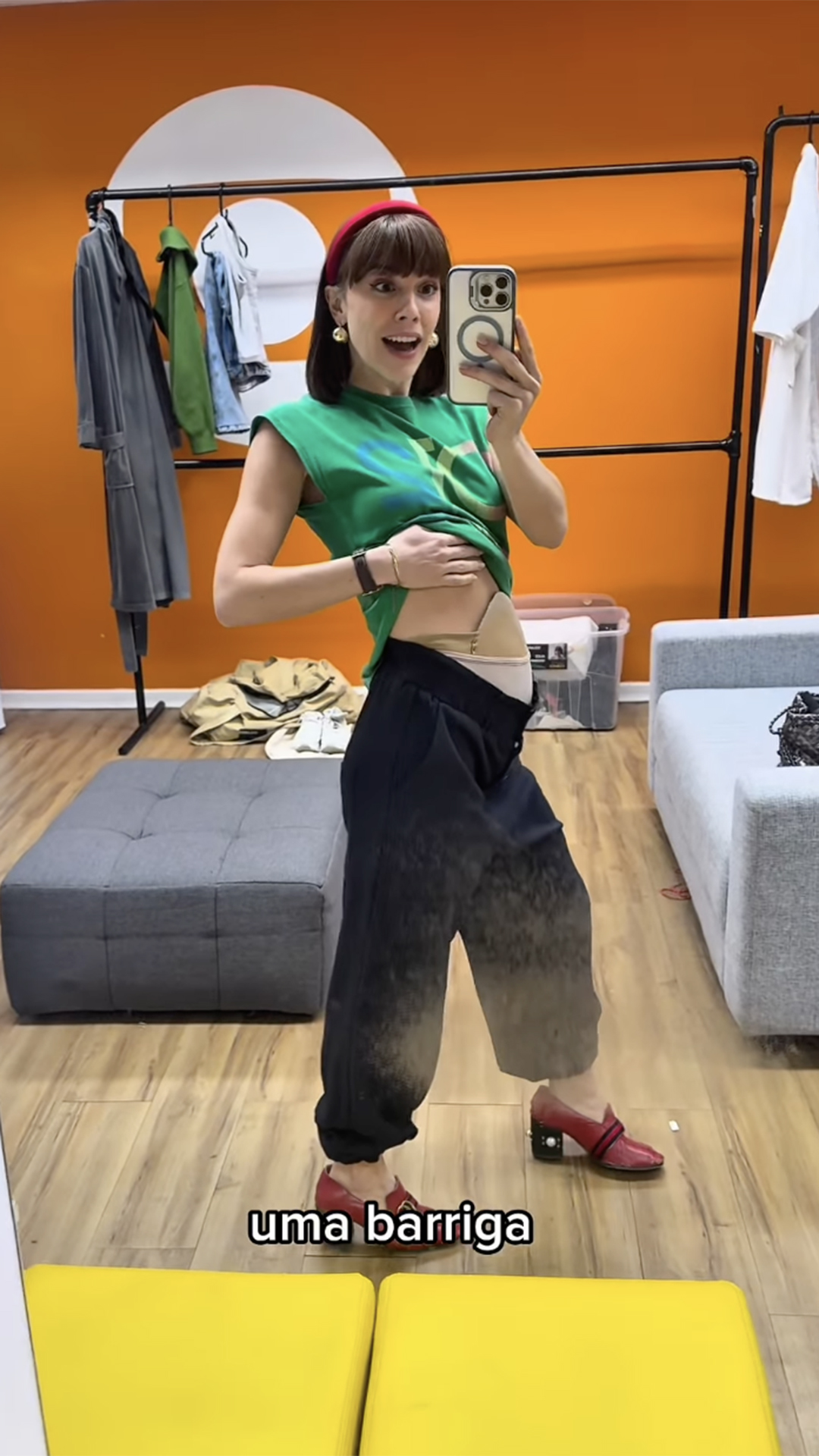 Alice Wegmann nos bastidores da novela Vale Tudo - Foto: Reprodução / Instagram @alicewegmann
