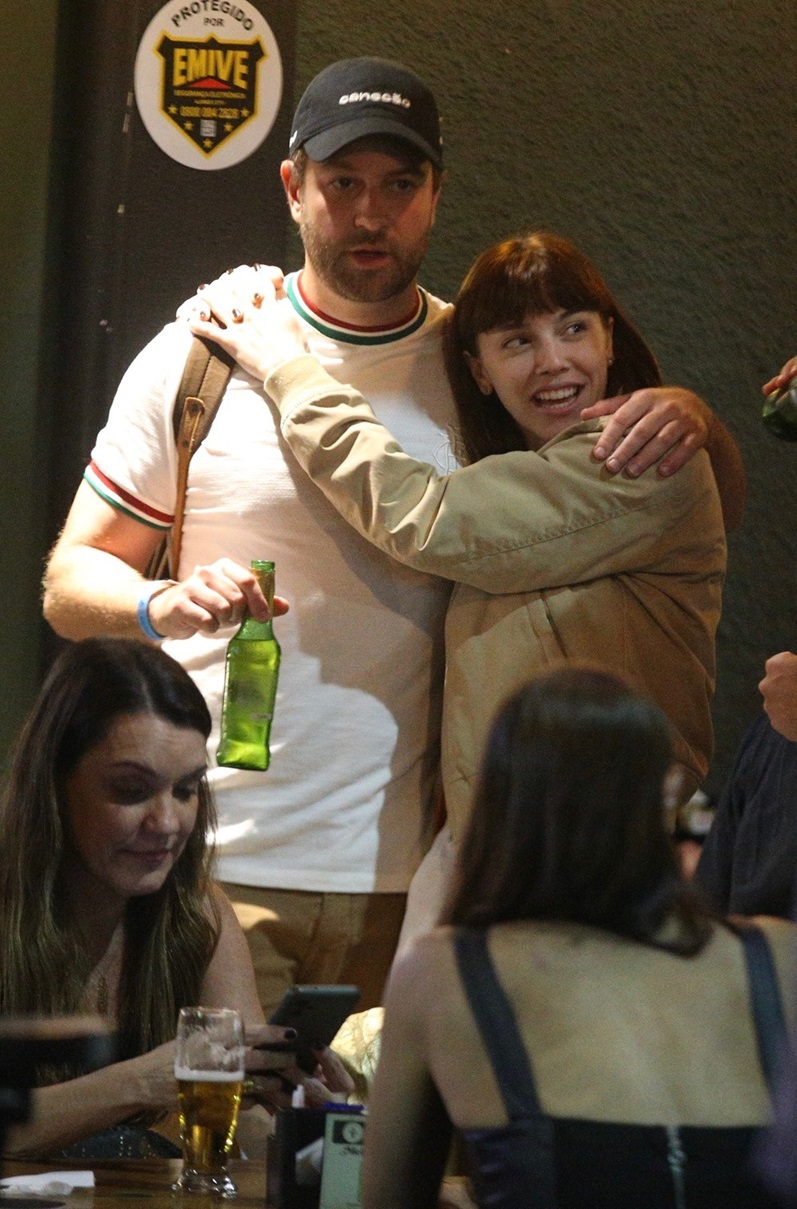 Alice Wegmann com o namorado, Luiz Guilherme Niemeyer — Foto: Thiago Martins/AgNews