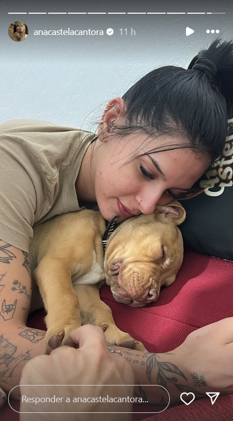 Ana Castela posta foto em sofá vermelho - Reprodução/Instagram