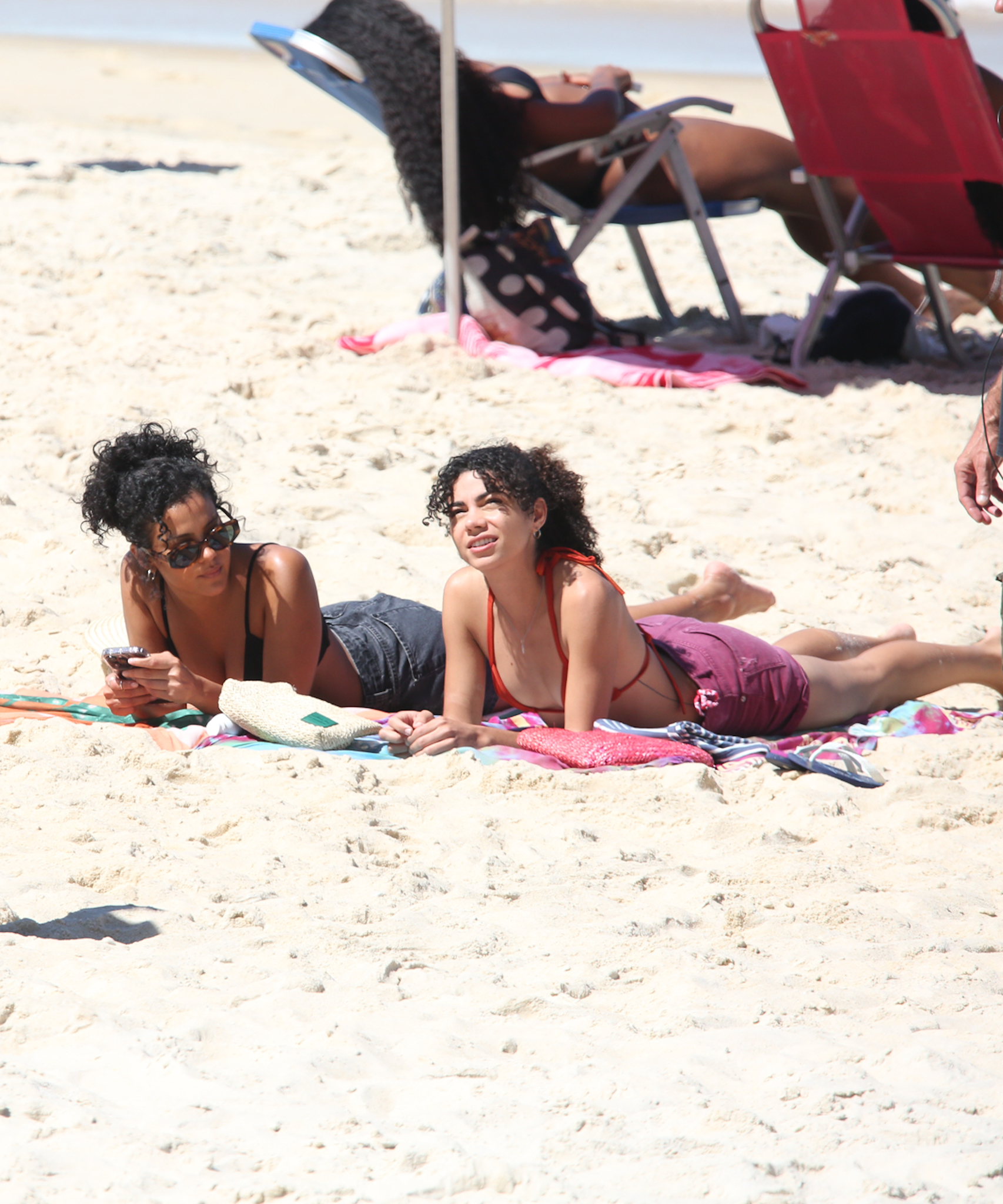 Bella Campos e Samantha Jones gravam a novela 'Vale Tudo' em praia no RJ - Foto: Dilson Silva / AgNews