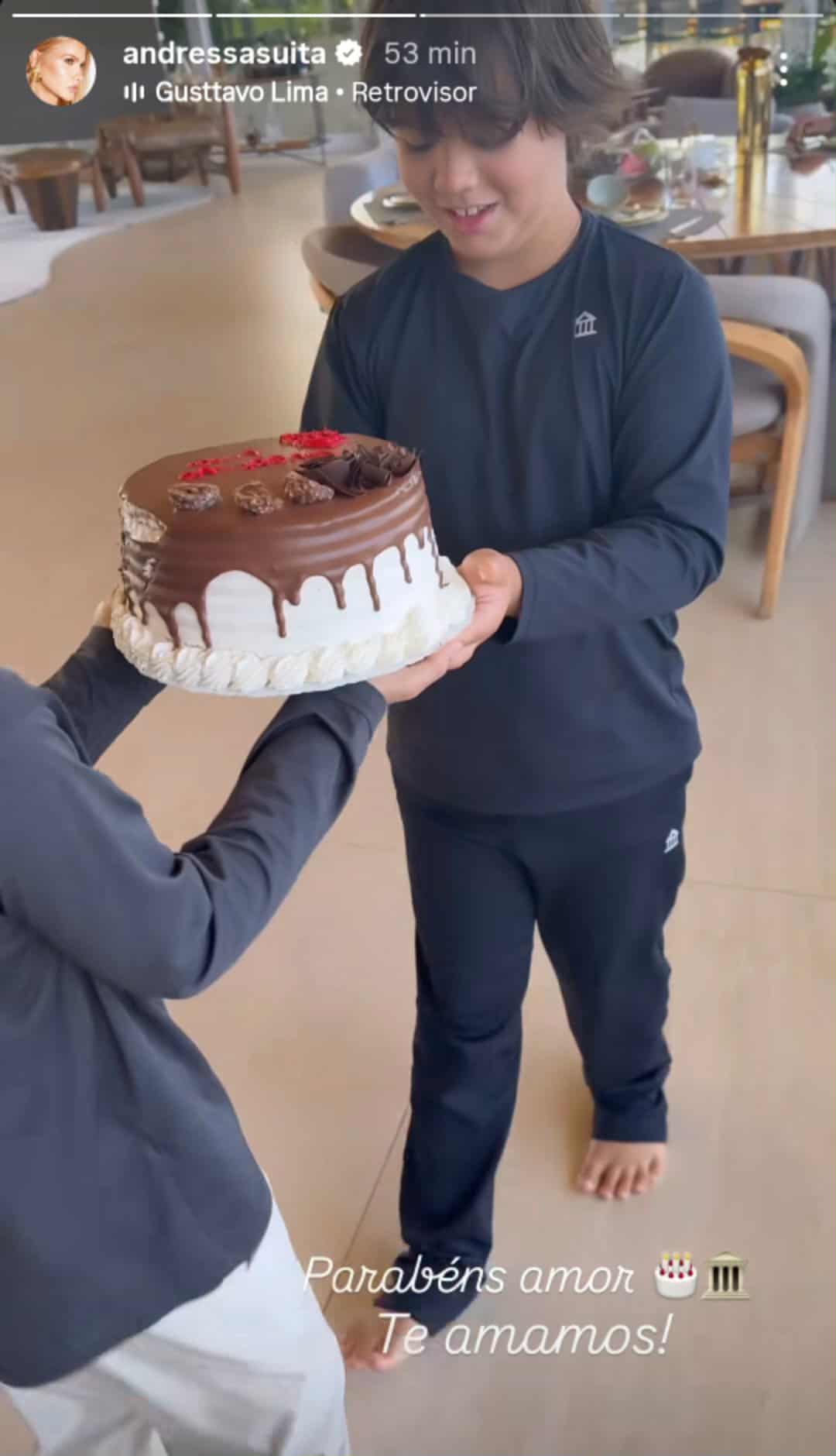 Gusttavo Lima ganha bolo de anivers&aacute;rio dos filhos