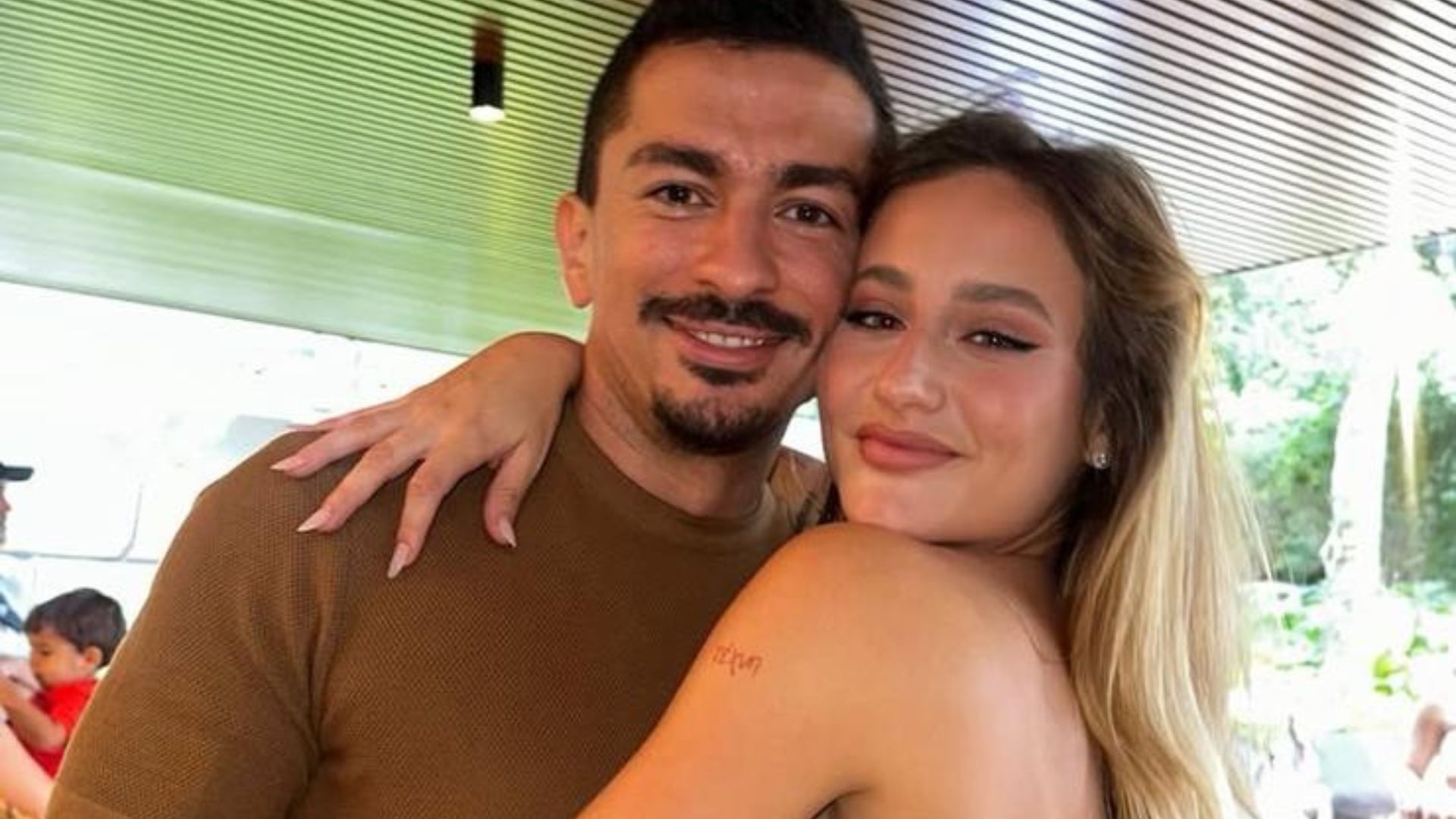 Bruna Griphao vai à festa de irmão de Anitta e surgem rumores de affair