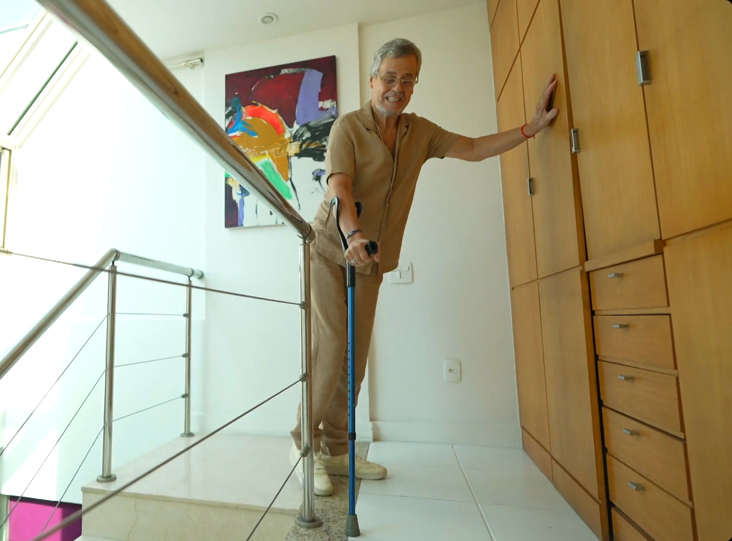 Carlinhos de Jesus tamb&eacute;m usa muletas como aux&iacute;lio ap&oacute;s diagn&oacute;stico - Foto: Reprodu&ccedil;&atilde;o / TV Globo