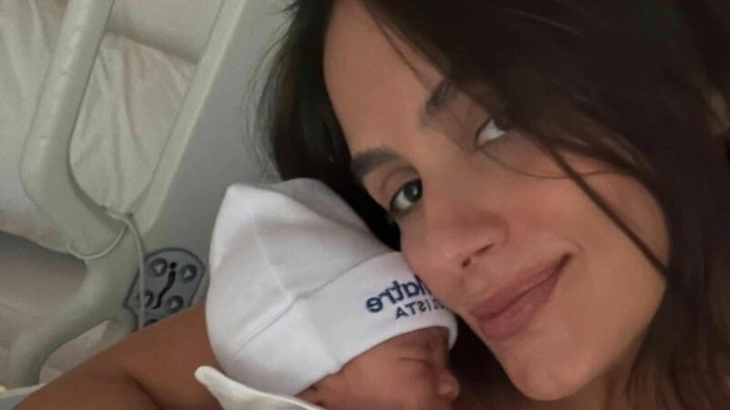 Carol Peixinho com Bento na maternidade