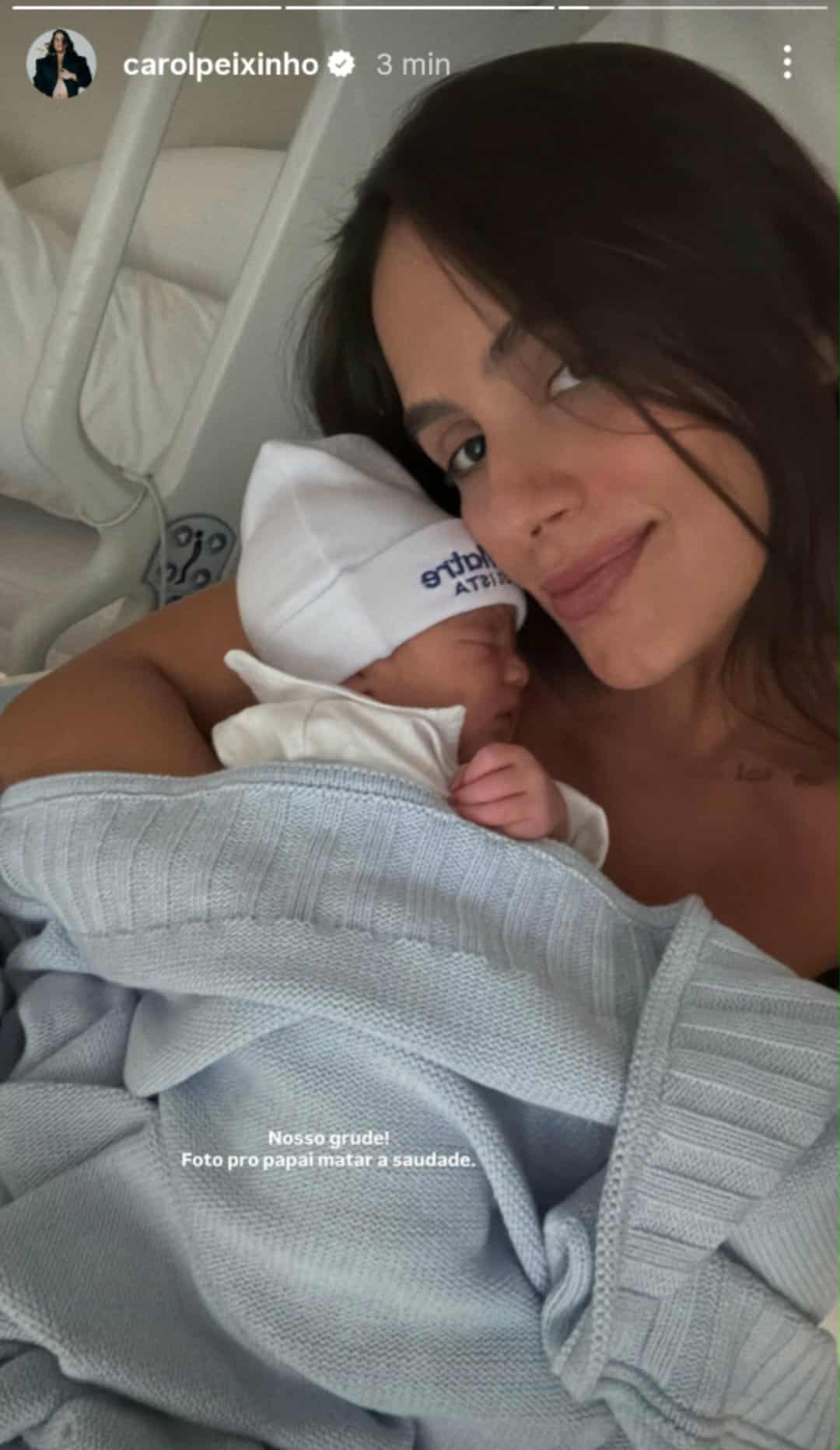 Carol Peixinho e Bento na maternidade
