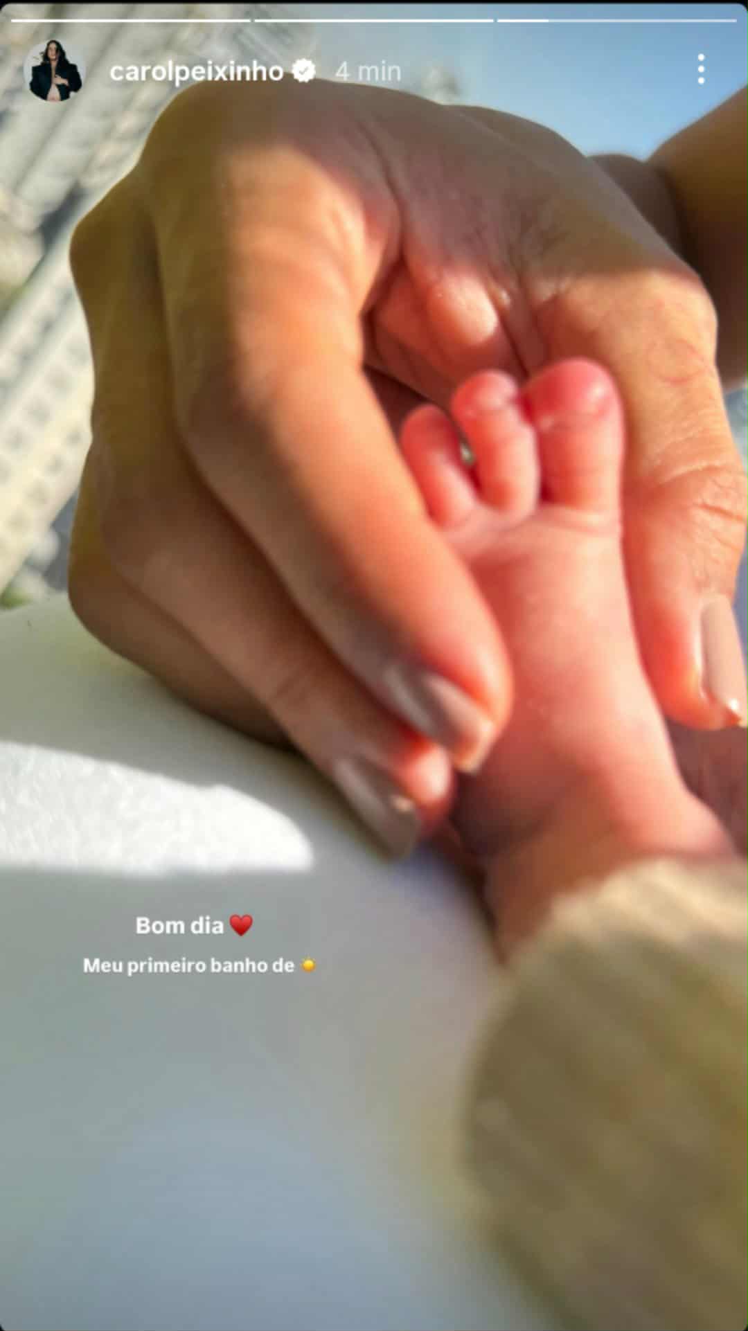 Carol Peixinho mostra primeiro banho de sol de Bento