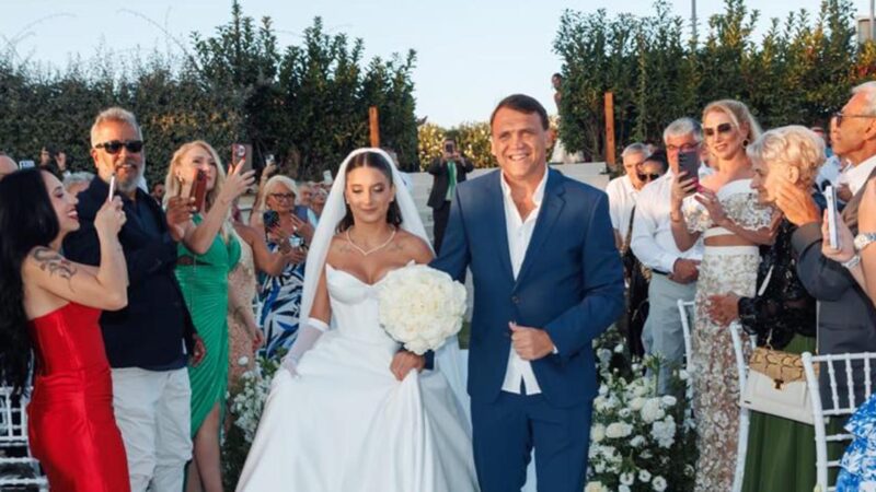 Ex-jogador Dejan Petkovic se emociona ao levar a filha ao altar para casamento na Grécia