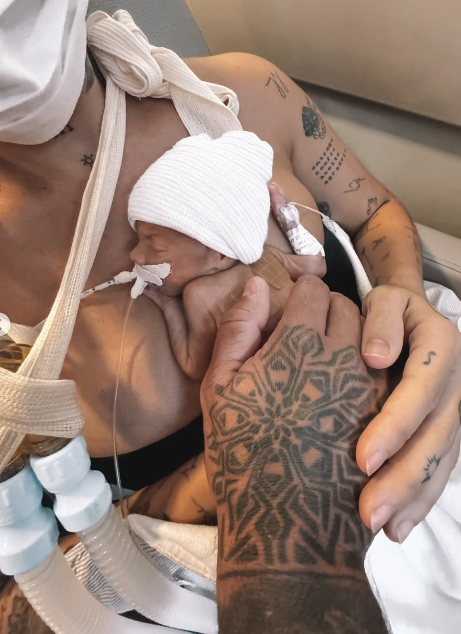 Clara Maia com o filho Theo - Foto: Reprodução / Instagram @claramaia_