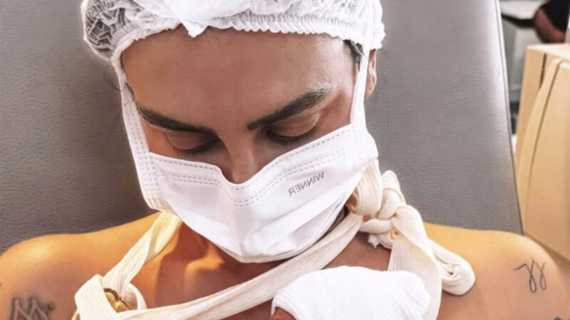 Clara Maia segura o filho prematuro pela primeira vez no colo. Veja a foto do bebê