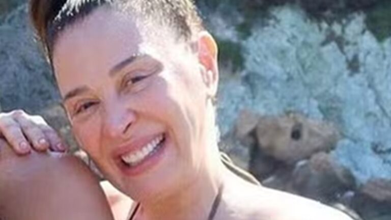 Claudia Raia chama atenção ao postar fotos com os três filhos: ‘Linda família’