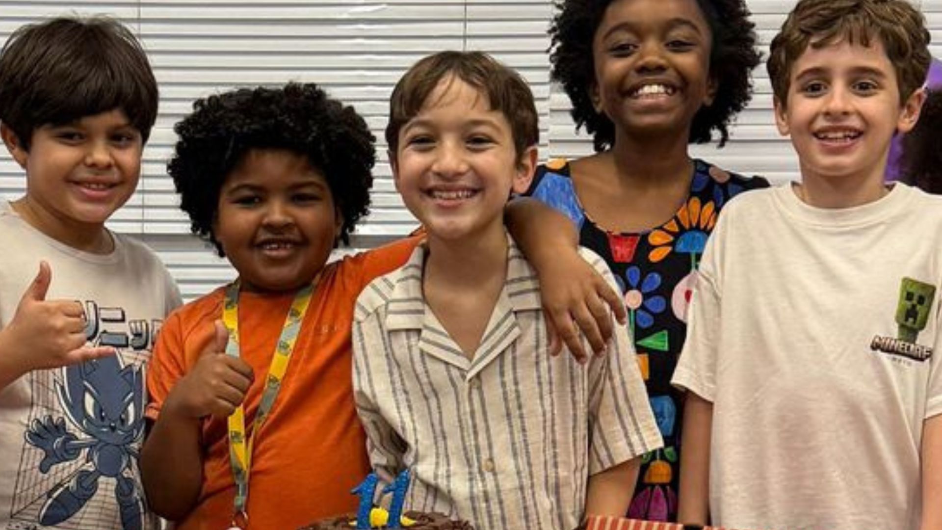 Davi Malizia comemora aniversário nos Estúdios Globo com amigos de elenco