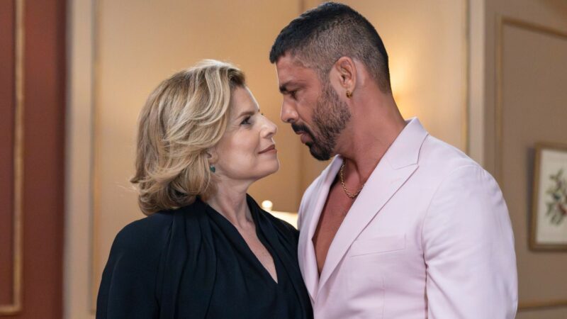 Odete Roitman (Debora Bloch) e César (Cauã Reymond) - Foto: Reprodução / Globo