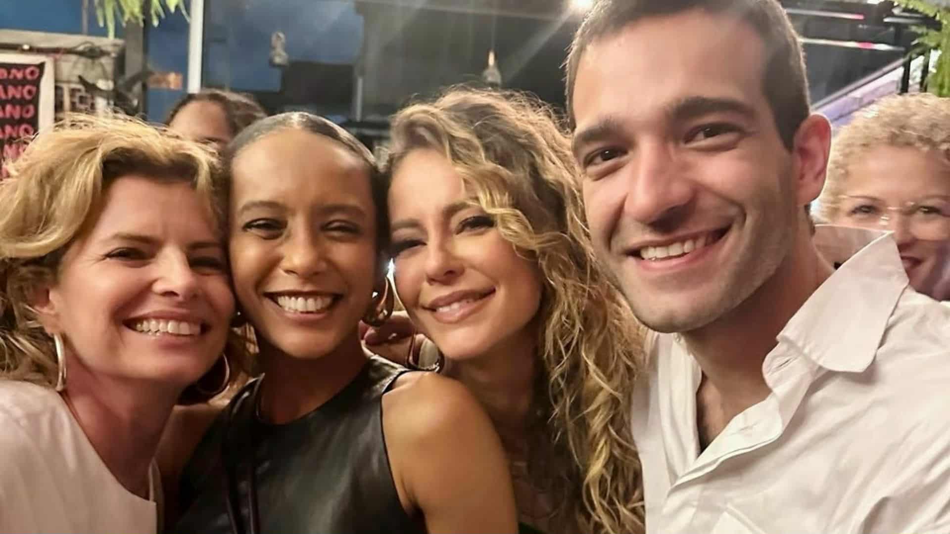Debora Bloch mostra bastidores da festa de aniversário de Humberto Carrão