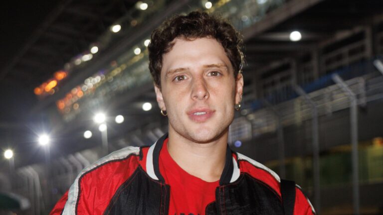 Diego Martins revela namoro com ator que fez a série As Five