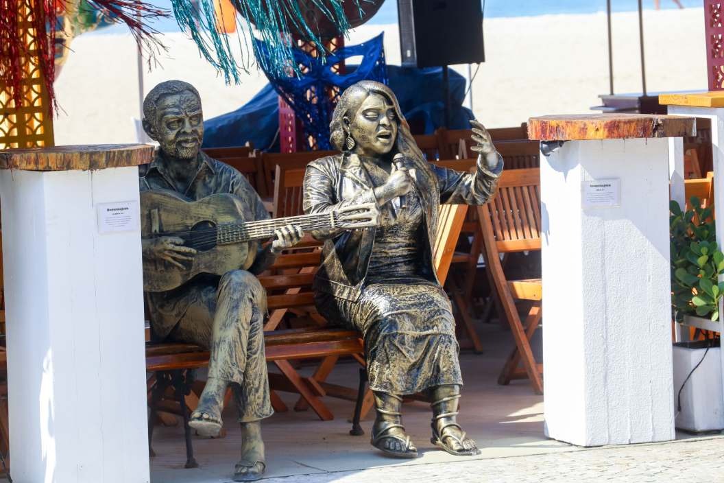Estátuas de Gilberto Gil e Preta Gil em Copacabana - Foto: JC Pereira / AgNews