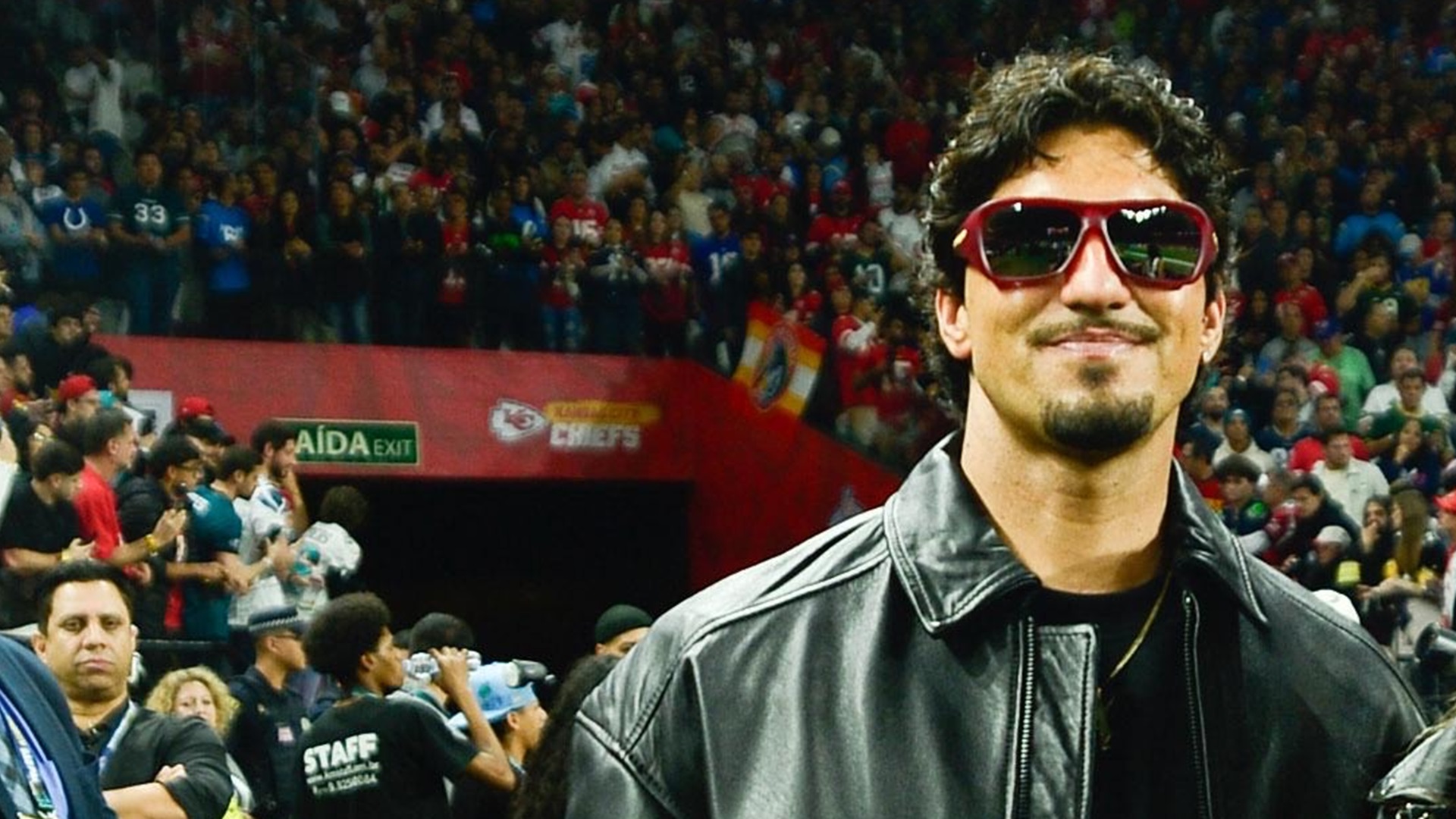 Gabriel Medina beija nova namorada em primeira aparição pública