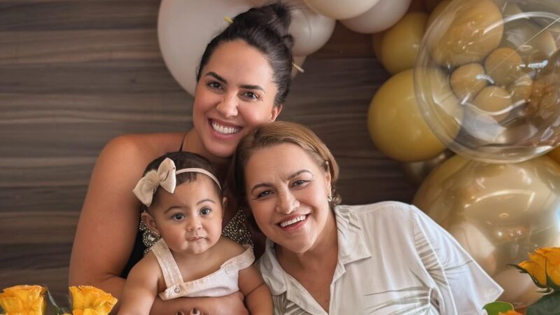 Graciele Lacerda com a mãe e a filha