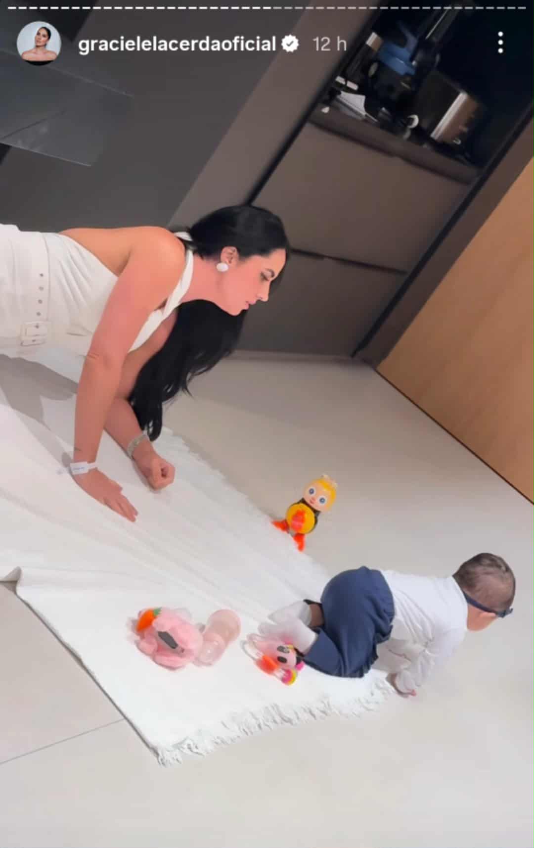 Graciele Lacerda mostra a filha engatinhando - Foto: Reprodu&ccedil;&atilde;o/Instagram