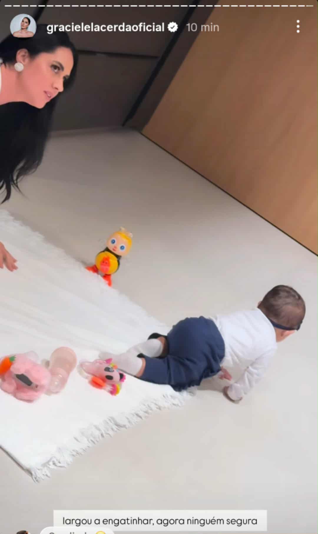 Graciele Lacerda mostra a filha engatinhando